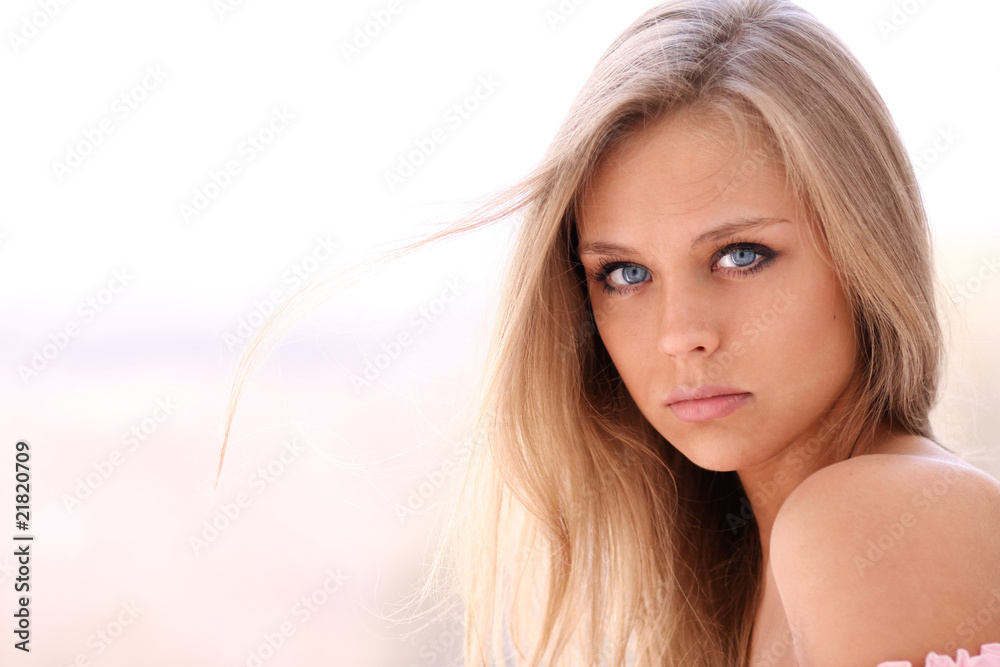 Obraz premium Closeup portrait of a beautiful young woman