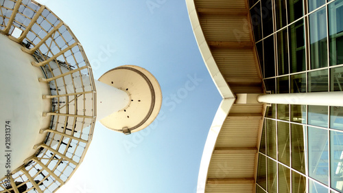 Heinrich-Hertz-Turm und Messehallen - Froschperspektive