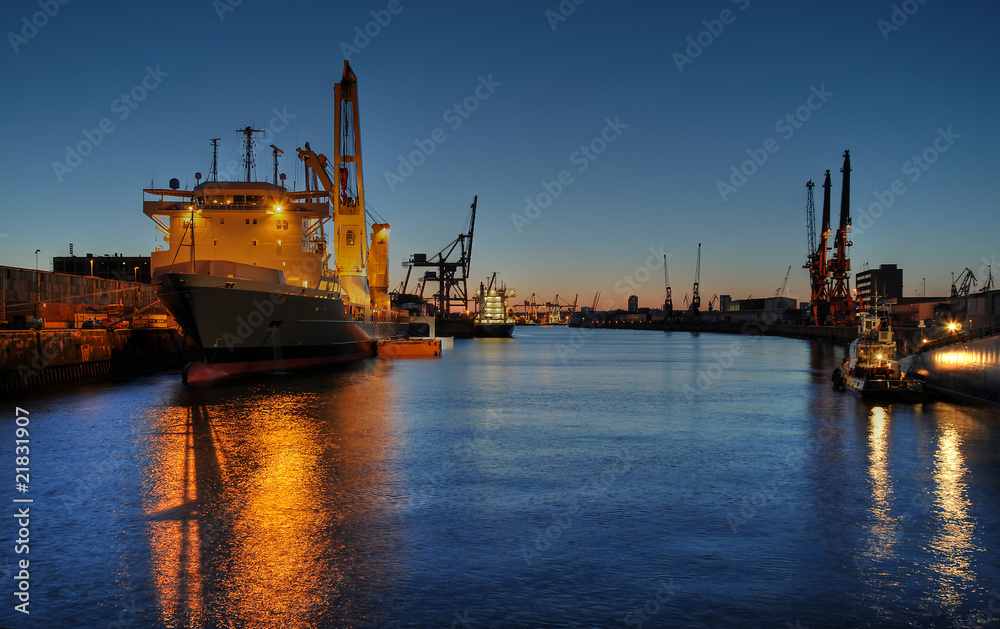 Frachtschiff im Hamburger Kaiser-Wilhelm-Hafen, Nachtaufnahme