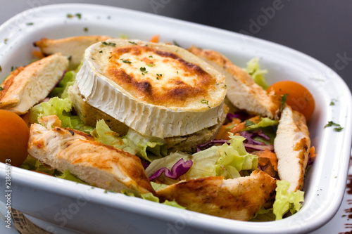 Rocky Mountain-Salat mit Chicken und überbackenem Käse