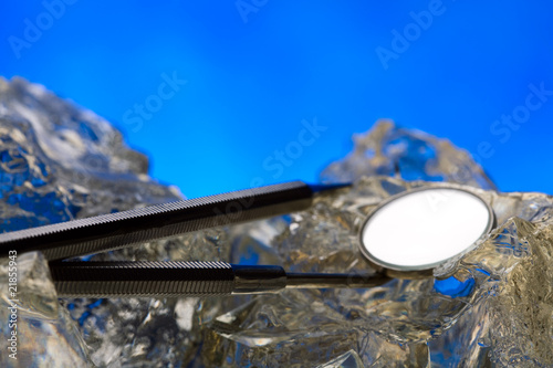 Fototapeta Naklejka Na Ścianę i Meble -  Dental instruments on ice bed