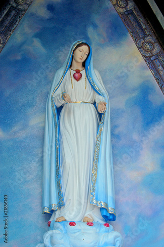 Foto holy virgin mary in a blue chapel