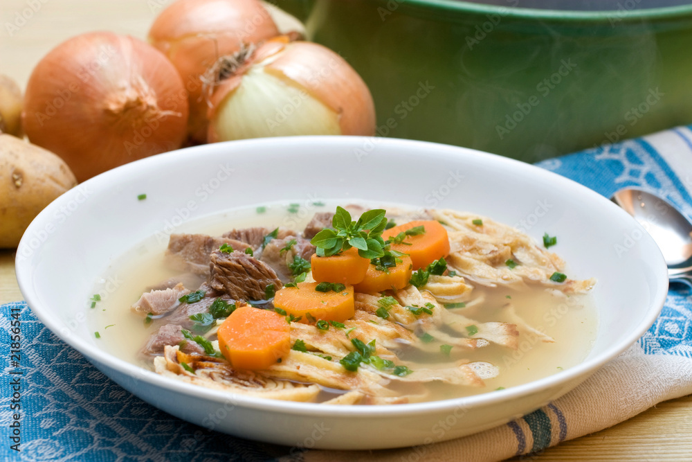 Rindsuppe mit Fritatten und Möhren Rindsuppe mit Fritatten und Möhren