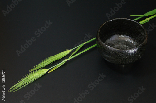 黒茶碗と麦の穂