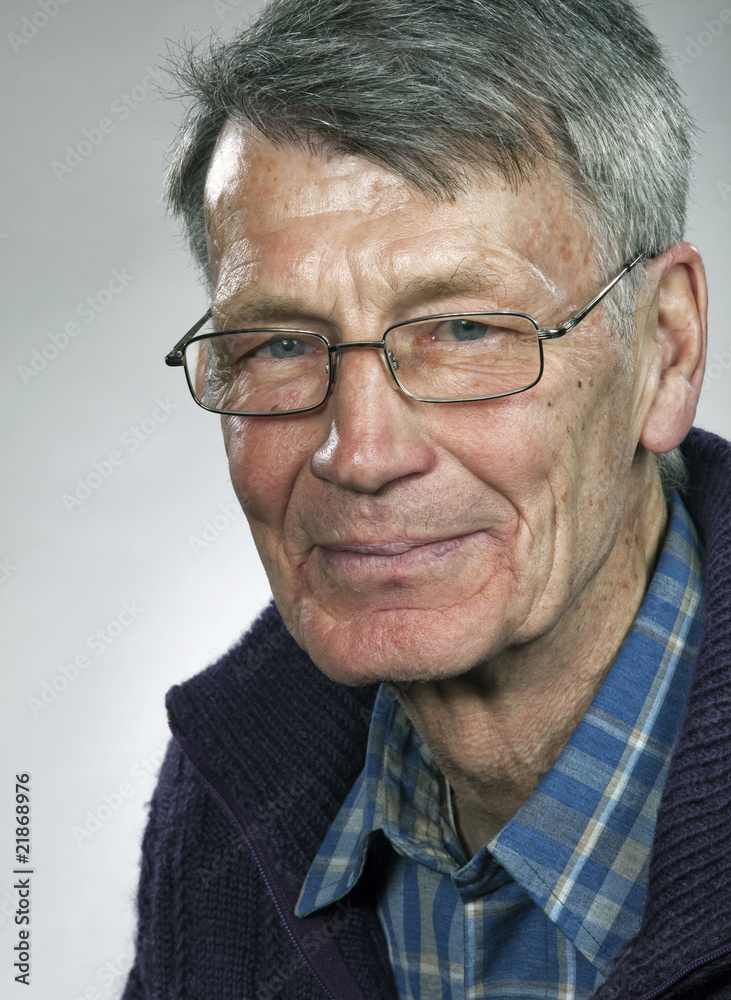 Alter Mann schaut freundlich