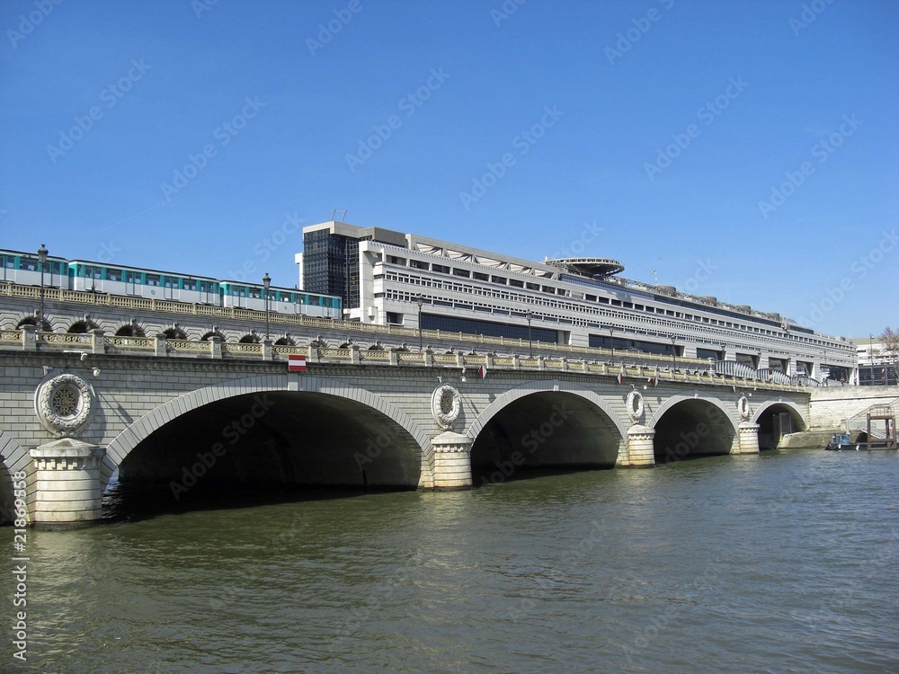 Naklejka premium Paris pont de Bercy et Ministere des Finances