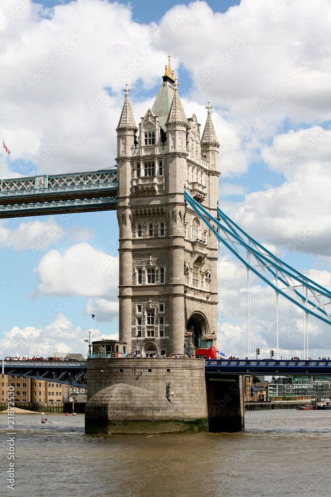 Fototapeta premium Pedestrians on Tower Bridge, London