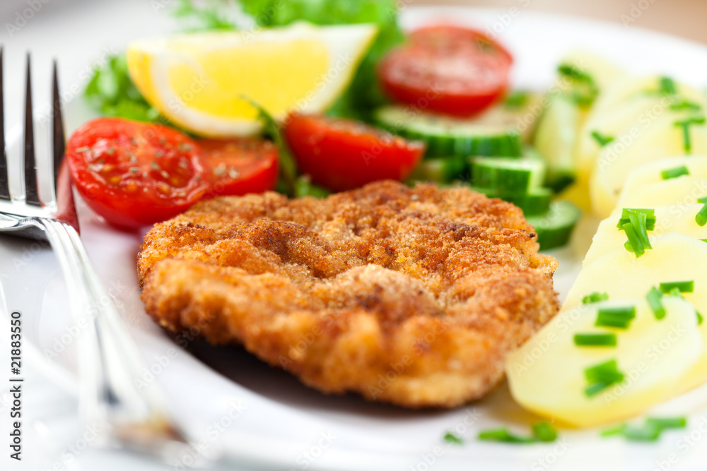 Schnitzel with potatoes and fresh vegetables