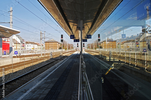 Bahnsteig mit Spiegelung © Ewald Fröch