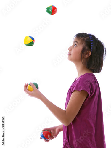 ein kind jongliert mit 4 bällen freigestellt auf weißem hintergrund