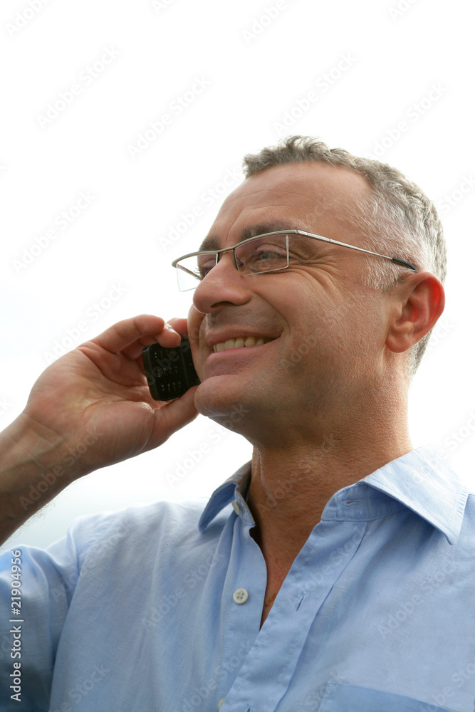 Homme souriant au téléphone portable Homme souriant au téléphone portable