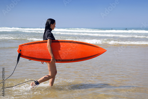 Surfeuse avec une planche de surf