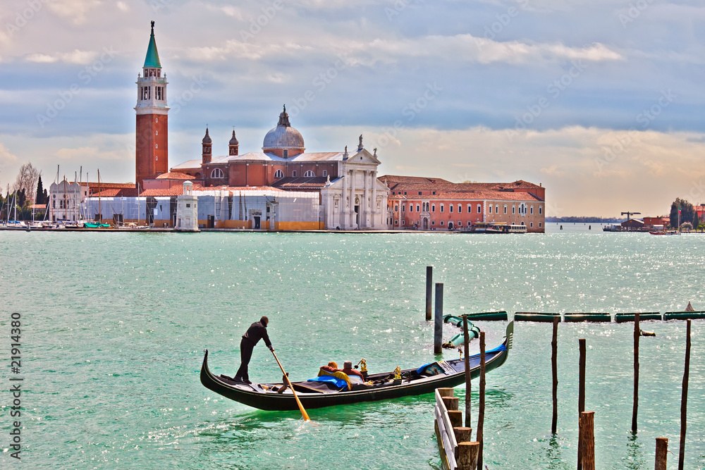 Gondolier in front of San Giorgio Maggiore, Venice - obrazy, fototapety, plakaty 