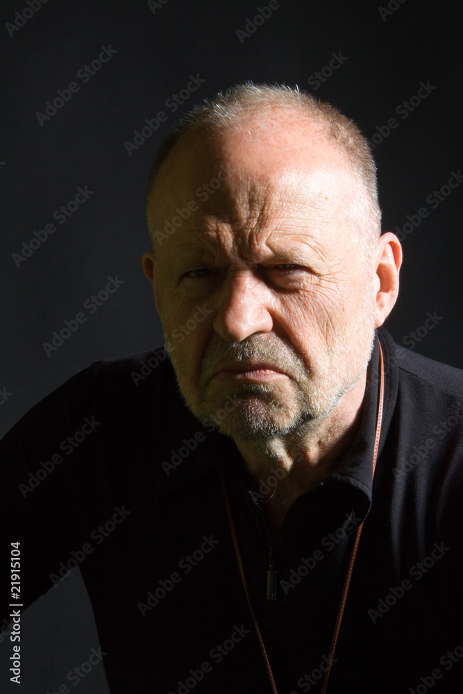 Obraz premium Alter Mann mit schlechte Laune