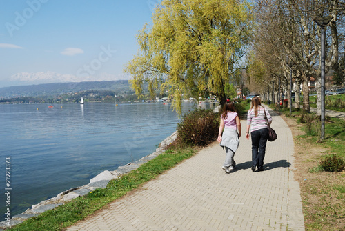 A passeggio in riva al lago photo