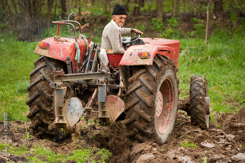 фотографія Old farmer plowing