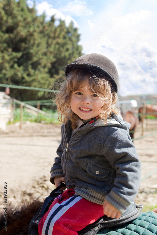 Fototapeta premium Petit enfant qui monte à poney
