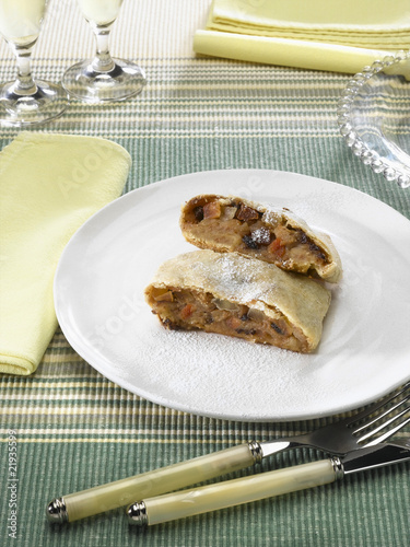 strudel aux pommes et fruits secs photo