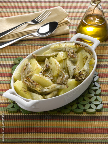 artichauts poêlés et pommes de terre photo