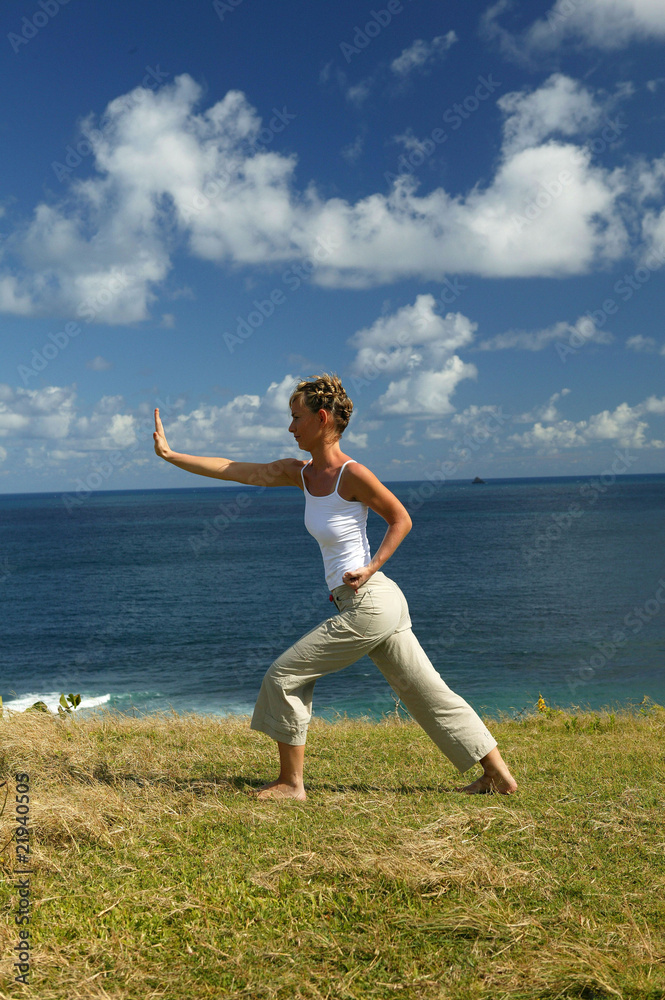 Fototapeta premium Femme faisant des exercices de relaxation