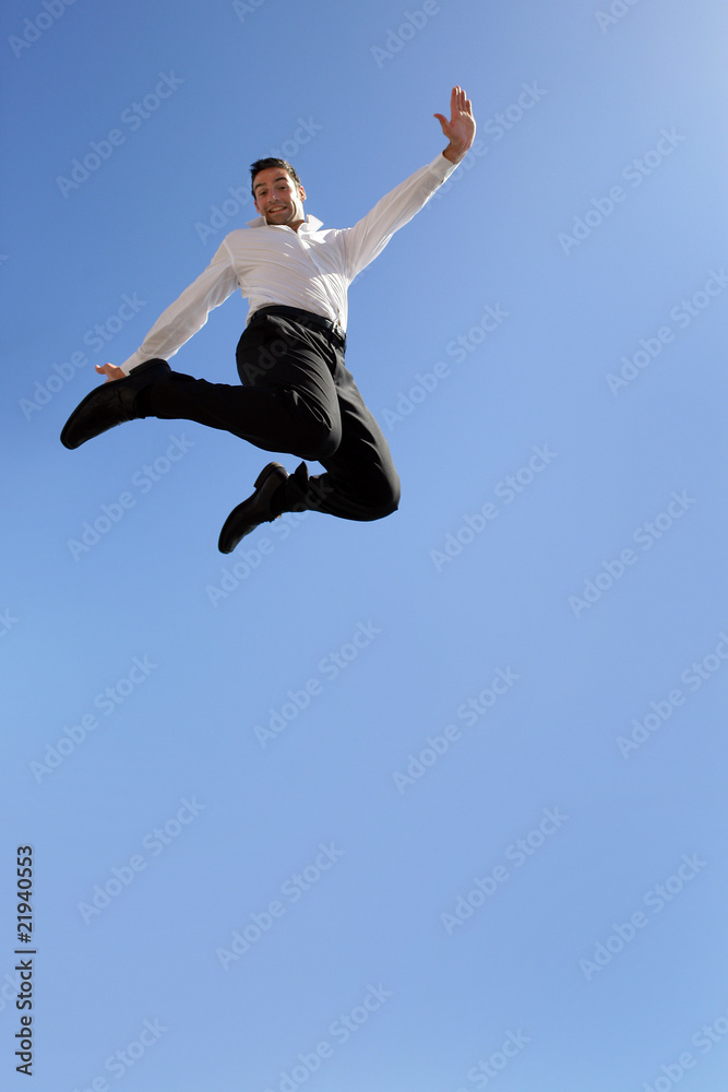 Homme d'affaires sautant dans les airs