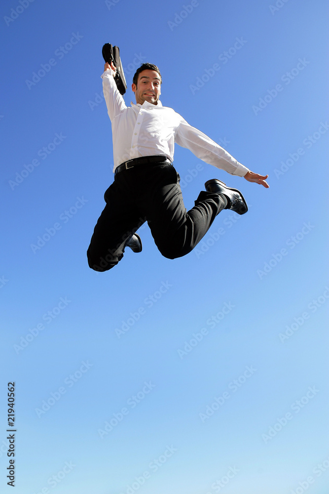 Homme d'affaires sautant dans les airs