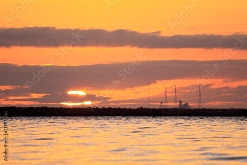 Fotografía sunrise at a space shuttle launch pad