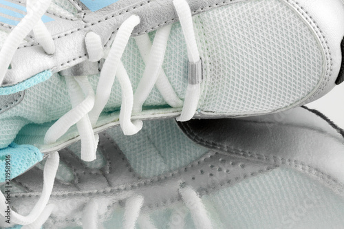 chaussure de sport féminine blanche, reflets