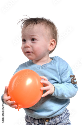 enfant au pull bleu isolé sur fond blanc