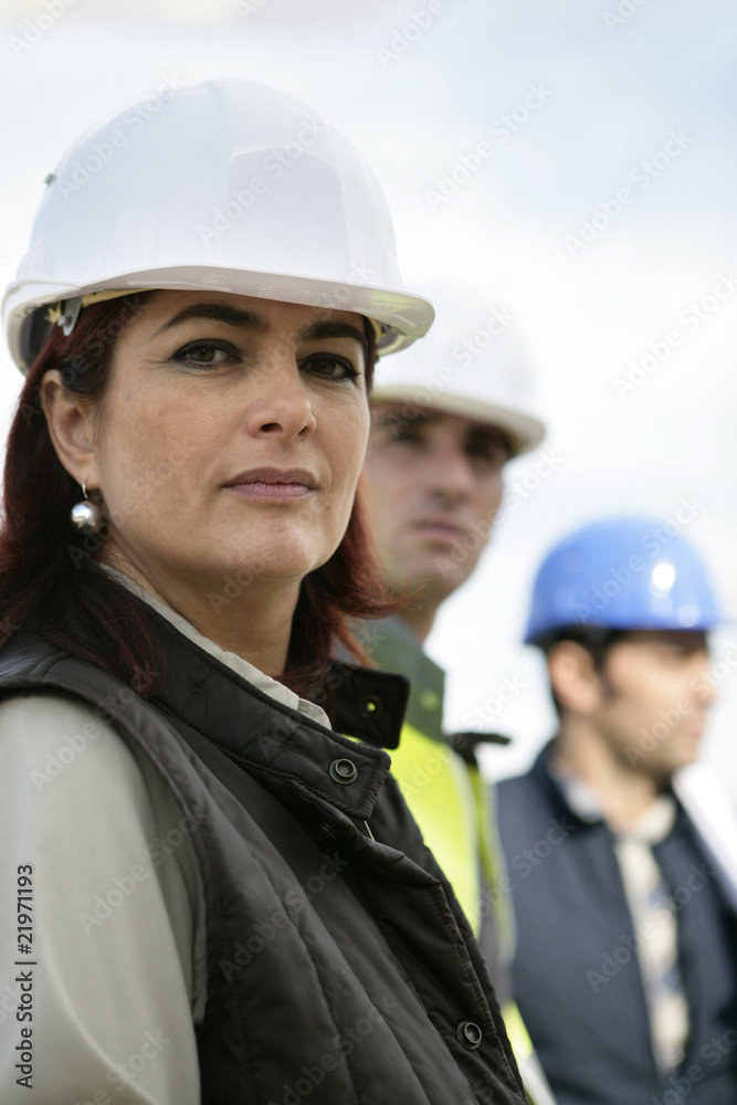 Professionnels du bâtiment sur chantier de construction Professionnels du bâtiment sur chantier de construction