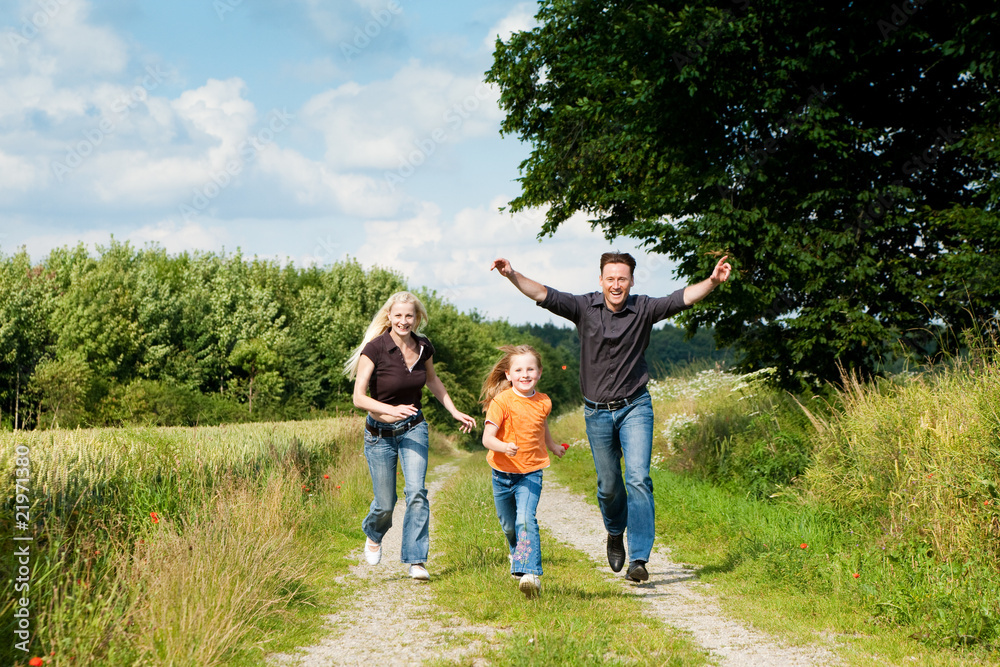 Fototapeta premium Familie beim Spaziergang in Aktion