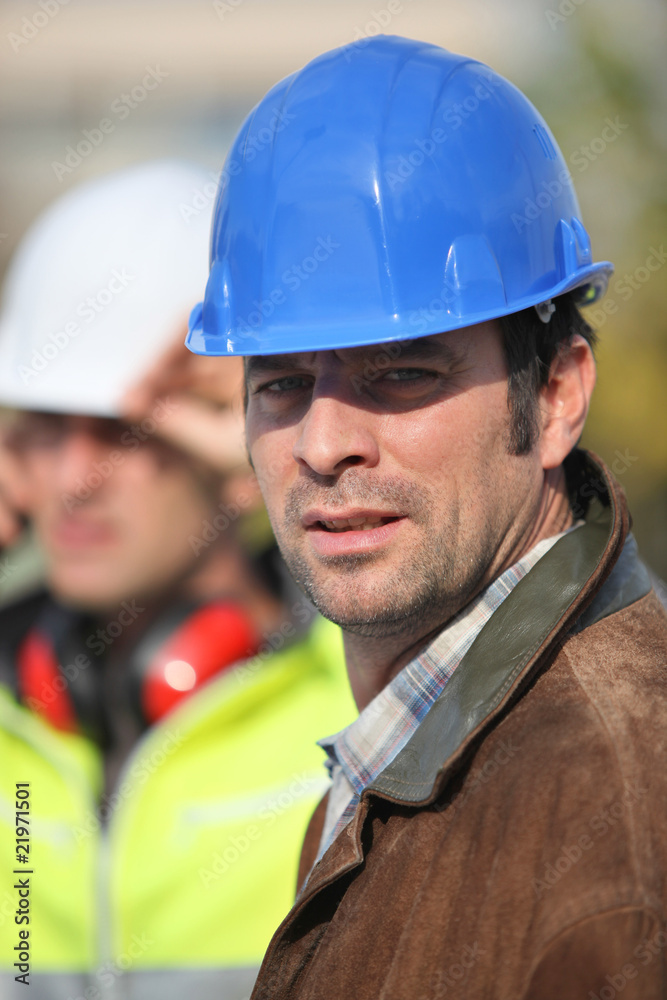 Fototapeta premium Portrait d'un ouvrier avec un casque de chantier