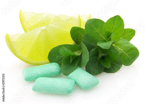 Chewing gum with lime and mint
