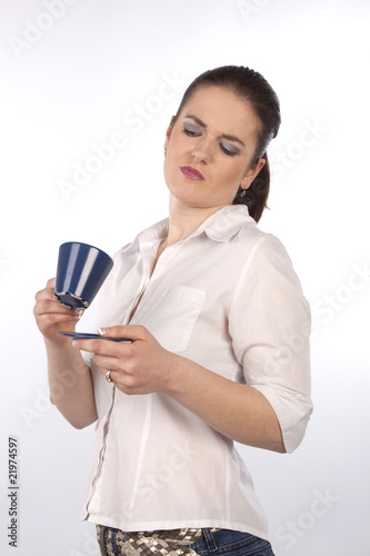 Frau schaut eine Tasse kritisch an