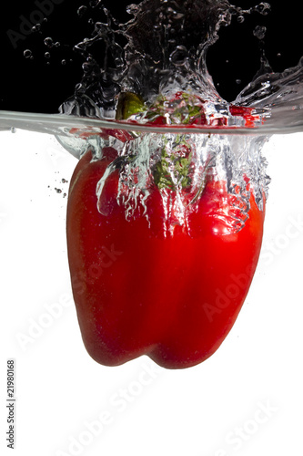 roter paprika in wasser