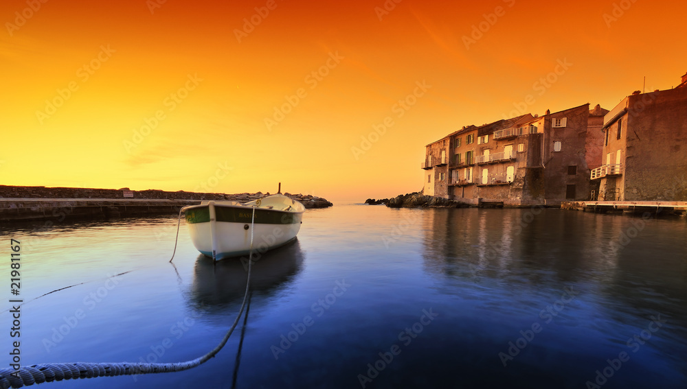 Fototapeta premium port de mediterranée et ciel de feu
