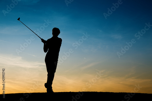 Ältere Golfspielerin als Silhouette