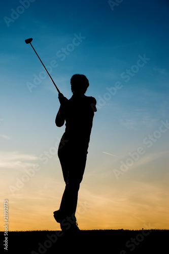 Ältere Golfspielerin als Silhouette