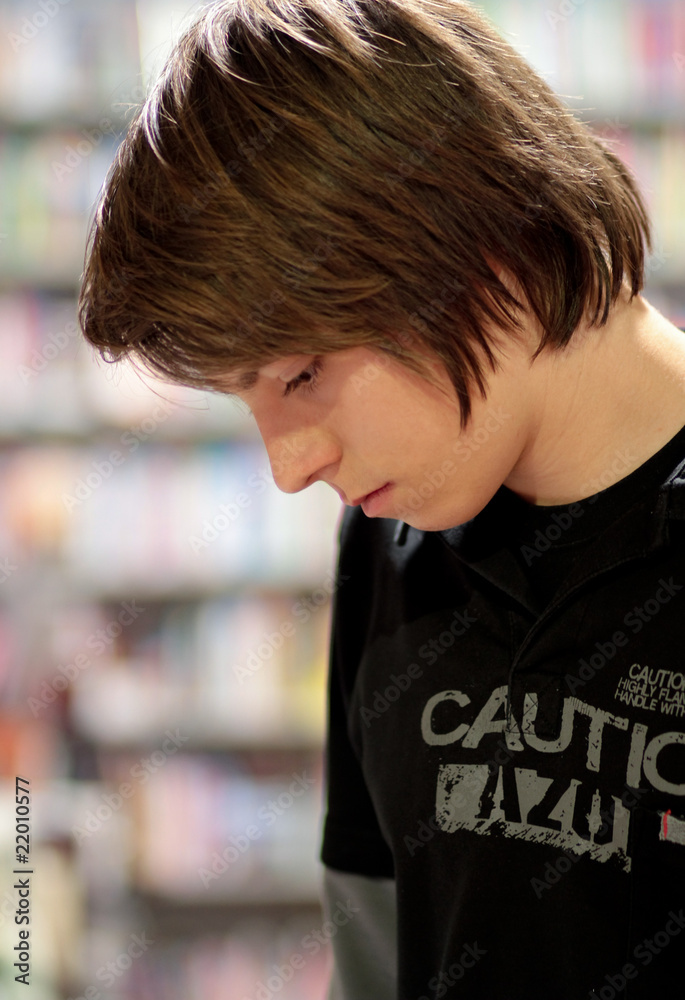 adolescent à la bibliothèque adolescent à la bibliothèque