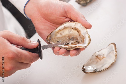 Fotografie shucking of oyster