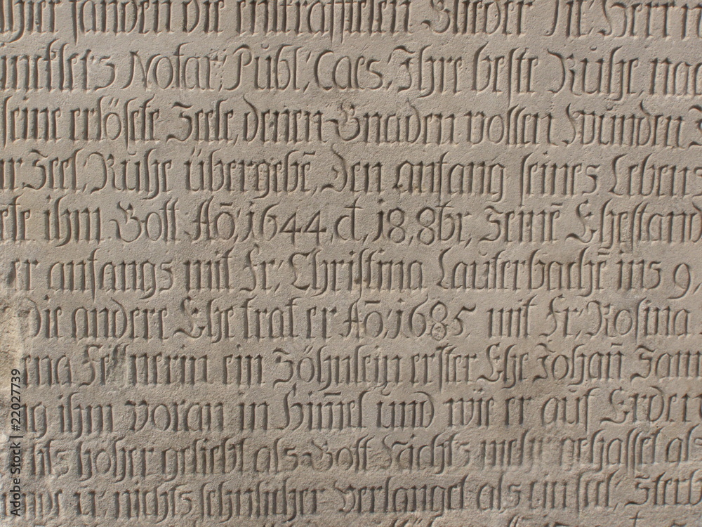 Tekst pisma świętego w języku niemieckim na płaskorzeźbie