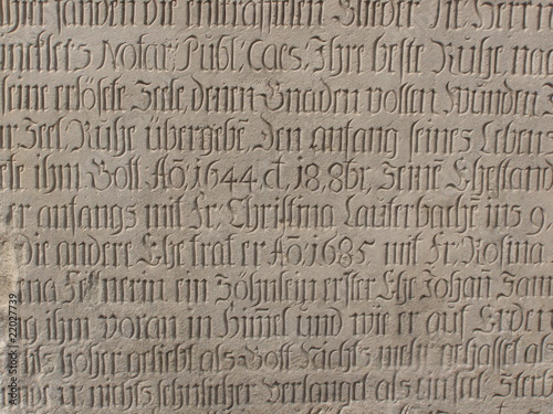 Tekst pisma świętego w języku niemieckim na płaskorzeźbie