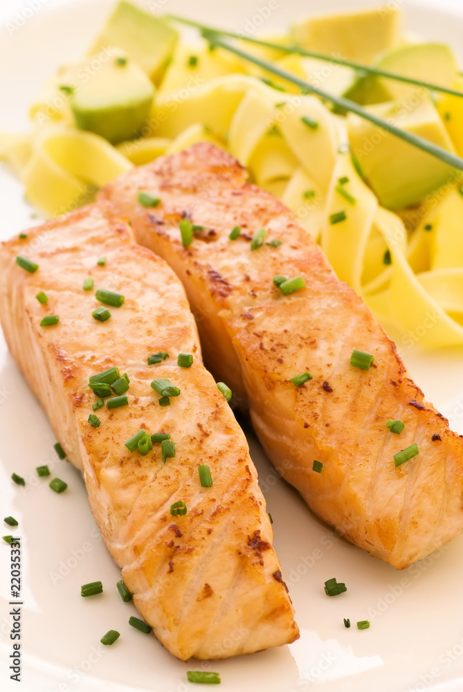 Nudeln mit Lachs und Obst Nudeln mit Lachs und Obst