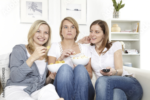 drei freundinnen schauen fern