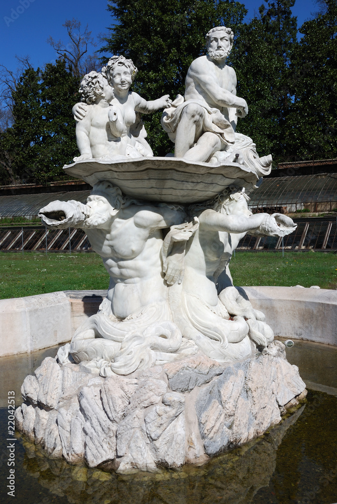 Fontana con sculture in marmo