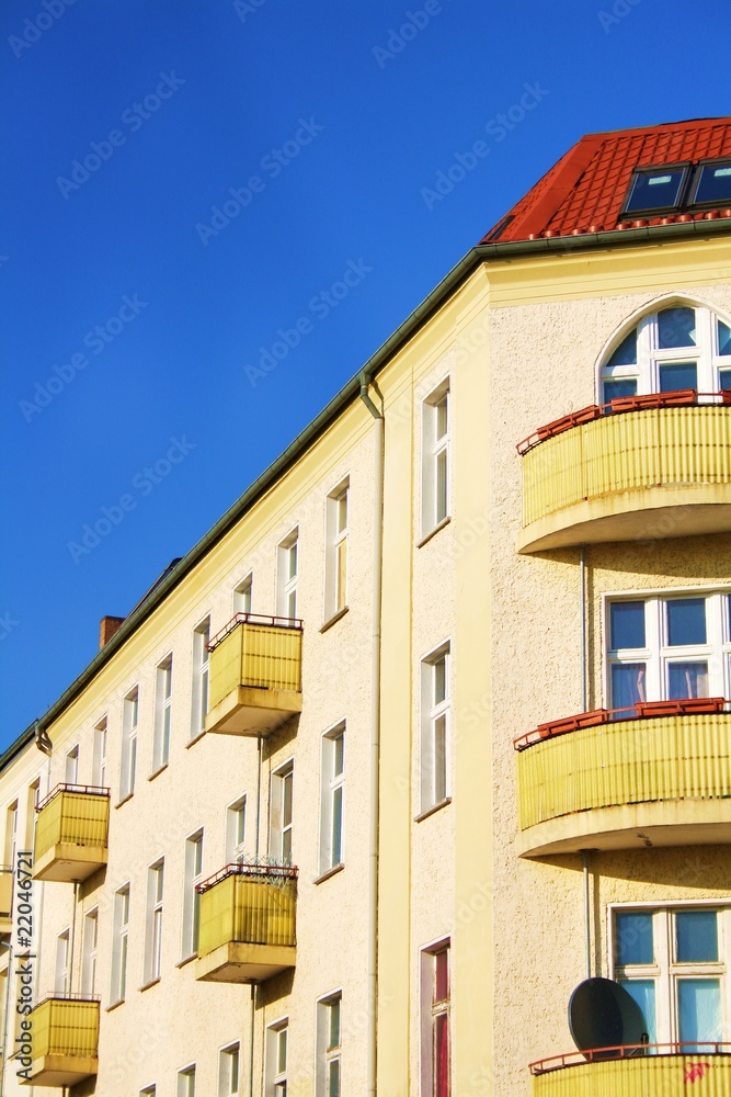 Hausansicht mit Balkons