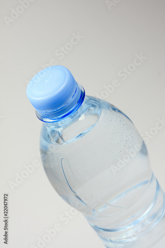 Bottiglia  di acqua minerale photo