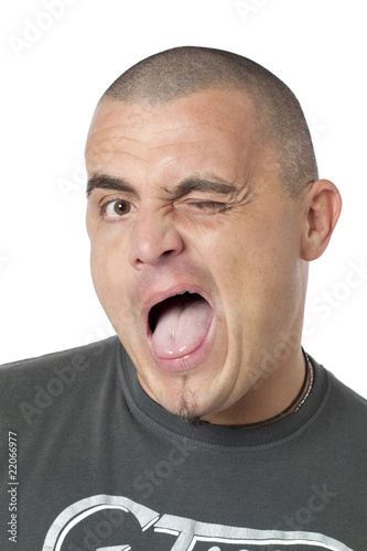 Foto jeune homme clin d'oeil