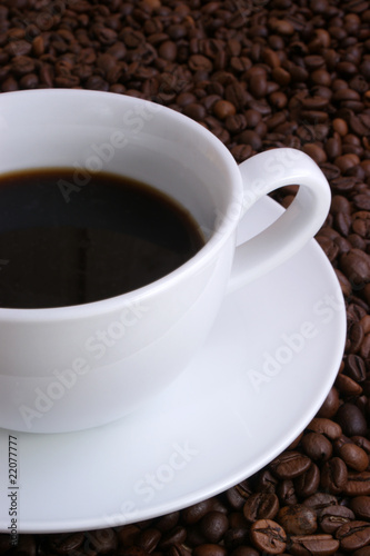 Kaffeebohnen und eine weisse Tasse © Szakaly