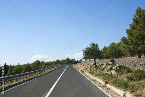 strada vuota extraurbana